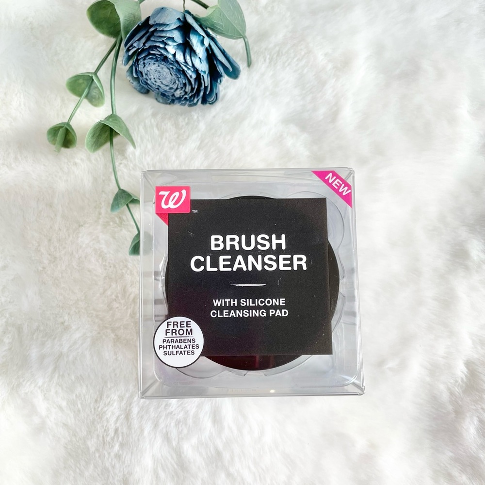 New with tags BRUSH CLEANSER with SILICONE CLEANSING PAD